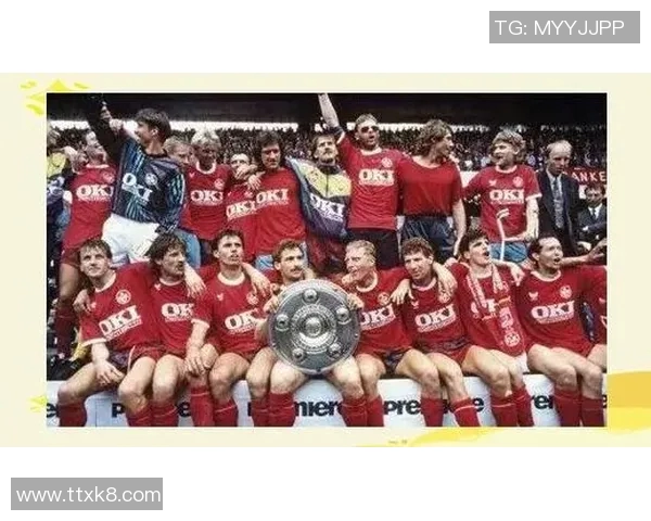 三条杠足球球星背后的故事与荣耀 探秘他们的成长与成就