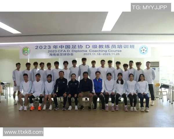 足球教练与国际球星亲密合影 展现团队合作与全球足球魅力 足球教练与国际球星亲密合影 展现团队合作与全球足球魅力
