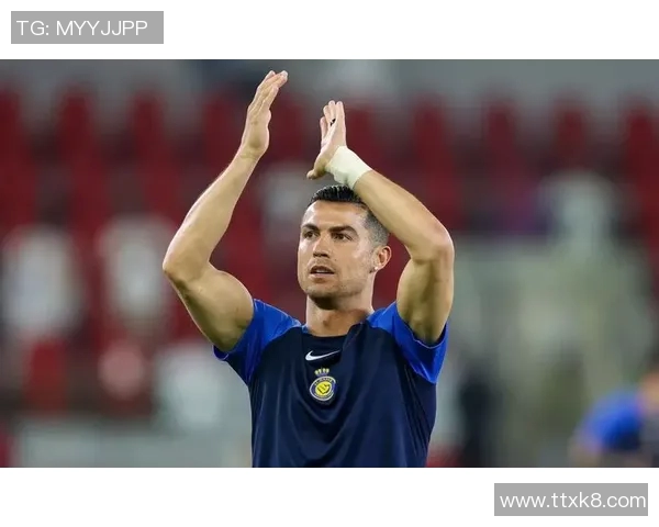 C罗在赛场上挥洒汗水,展现无与伦比的足球技艺与拼搏精神 C罗在赛场上挥洒汗水,展现无与伦比的足球技艺与拼搏精神